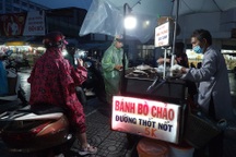 Khởi nghiệp với món bánh lạ, vợ chồng U70 khiến khách bốc số chờ mua