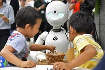 Robot giúp người khuyết tật làm việc