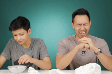 Khách Mỹ nôn nao khi lần đầu tiên ăn thử trứng vịt lộn