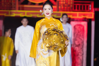 Hồng Diễm tự tin trình diễn áo dài