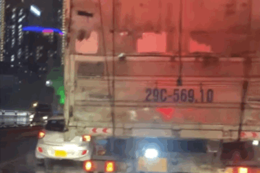 Ô tô nối nhau đi vào làn dừng khẩn cấp, xe cứu thương hú còi trong vô vọng