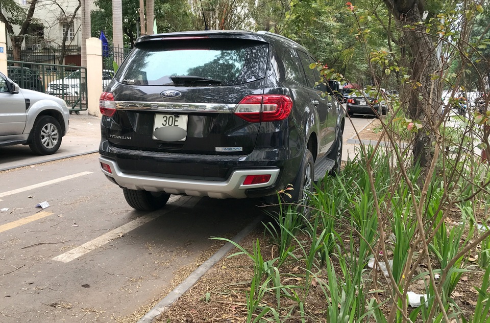 Vỉa hè Hà Nội lát đá bền trăm năm để... đỗ ô tô cho chắc chắn? - 3 Vỉa hè Hà Nội lát đá bền trăm năm để... đỗ ô tô cho chắc chắn? - 3