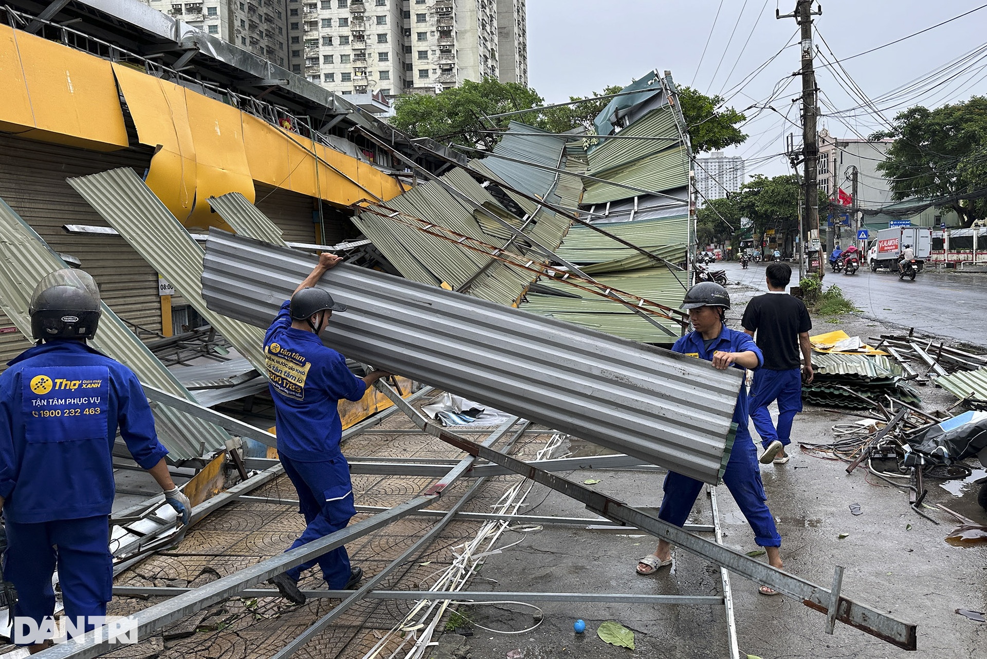 Cây đổ la liệt khắp đường phố Hà Nội - 22