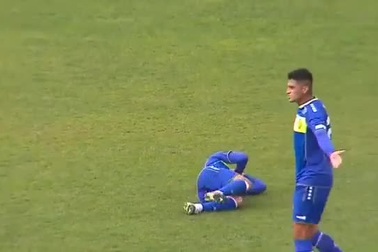 Trong tại húc đầu vào mặt cầu thủ sau khi bị phản ứng