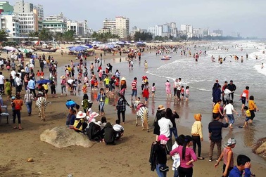 Mùng 5 Tết, bãi biển Sầm Sơn đông người tắm như mùa hè