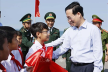 Chủ tịch nước Võ Văn Thưởng thăm quân và dân huyện đảo Cô Tô