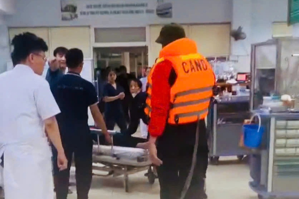 Đưa cháu bé gặp nạn khi gia cố mái nhà đi cấp cứu trong mưa bão - 1 Đưa cháu bé gặp nạn khi gia cố mái nhà đi cấp cứu trong mưa bão - 1
