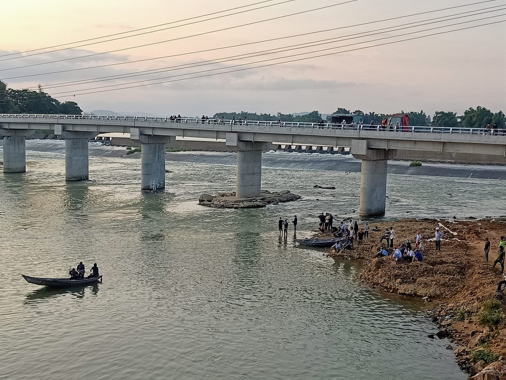 Người đàn ông đánh cá bị nước cuốn mất tích - 1 Người đàn ông đánh cá bị nước cuốn mất tích - 1