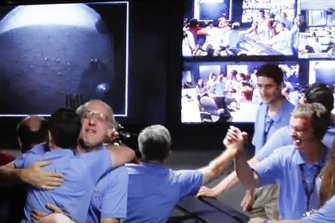 Tàu thăm dò trị giá 2,5 tỷ đô hạ cánh thành công xuống sao Hoả