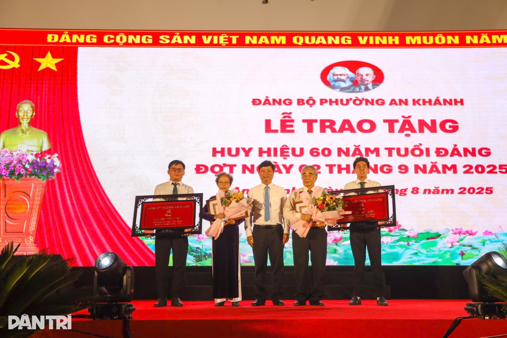Triển lãm ảnh 80 năm - dấu ấn vàng son bên bờ sông Sài Gòn - 9 Triển lãm ảnh 80 năm - dấu ấn vàng son bên bờ sông Sài Gòn - 9