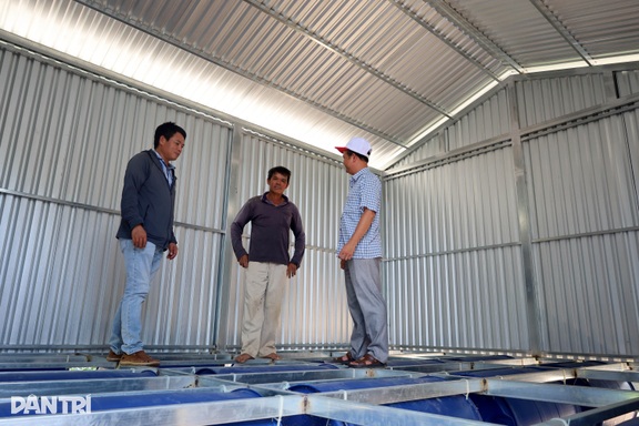 Bên trong những căn nhà phao tặng người dân vùng lũ