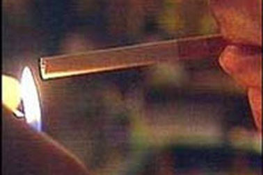 Hút thuốc nơi công cộng bị phạt 100.000 đồng 