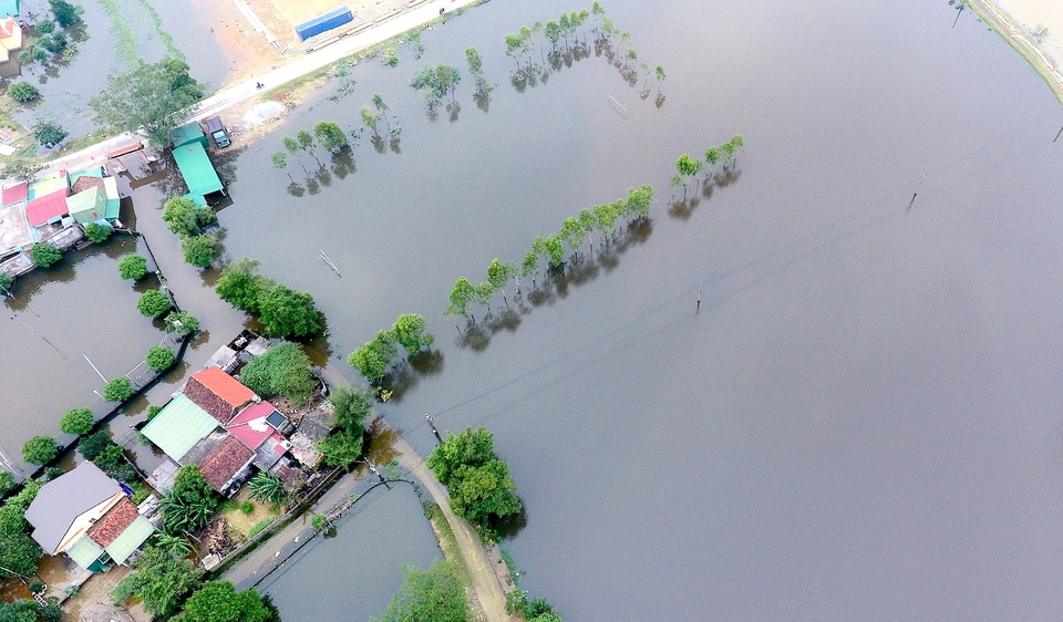Gần một tuần mưa ngớt, lũ rút nhưng nhiều nơi vẫn ngập lụt - 8 Gần một tuần mưa ngớt, lũ rút nhưng nhiều nơi vẫn ngập lụt - 8
