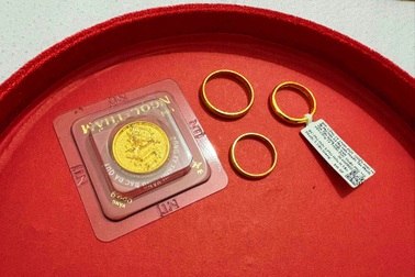 Người trẻ gom tiền lì xì mua vàng, kỳ vọng vàng vượt 100 triệu đồng/lượng