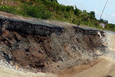 Công trình tiền tỷ mới sử dụng đã hư hỏng nghiêm trọng   