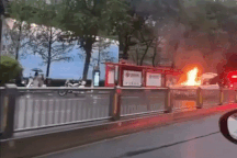 Chiếc Rolls-Royce Cullinan bốc cháy dữ dội trên phố, thiệt hại có thể cả tỷ