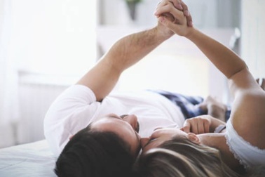 Nụ hôn trước giờ đi làm và cái nắm tay trước giờ đi ngủ