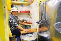 Quán phở "núp thềm" lai vị Bắc-Nam, khách phải canh giờ để đến ăn