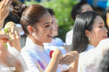 Hơn 5.000 "bóng hồng" đồng diễn áo dài trên phố Nguyễn Huệ