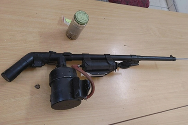 Em trai bị đạn găm vào ngực từ khẩu súng người anh mang đi săn thú rừng