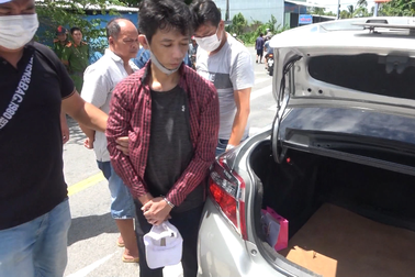 Cảnh sát tóm gọn người đàn ông ngụy trang 0,5kg ma túy dưới ghế ô tô