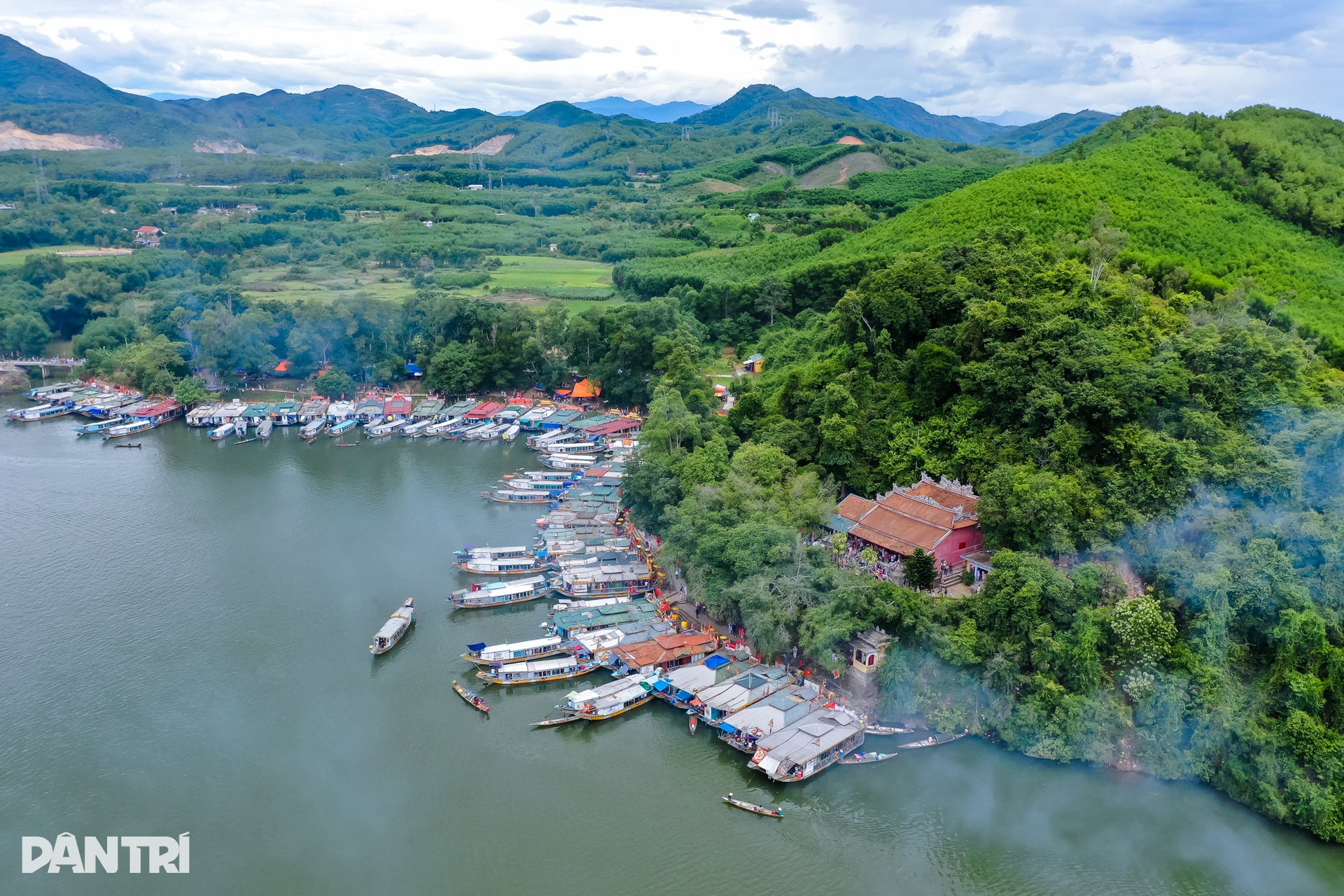 Sông Hương rực rỡ sắc màu với lễ hội điện Huệ Nam - 13 Sông Hương rực rỡ sắc màu với lễ hội điện Huệ Nam - 13