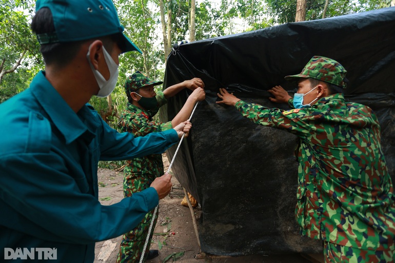 Trắng đêm giữa rừng làm tường lửa chống dịch ở biên giới Tây Nam - 18 Trắng đêm giữa rừng làm tường lửa chống dịch ở biên giới Tây Nam - 18