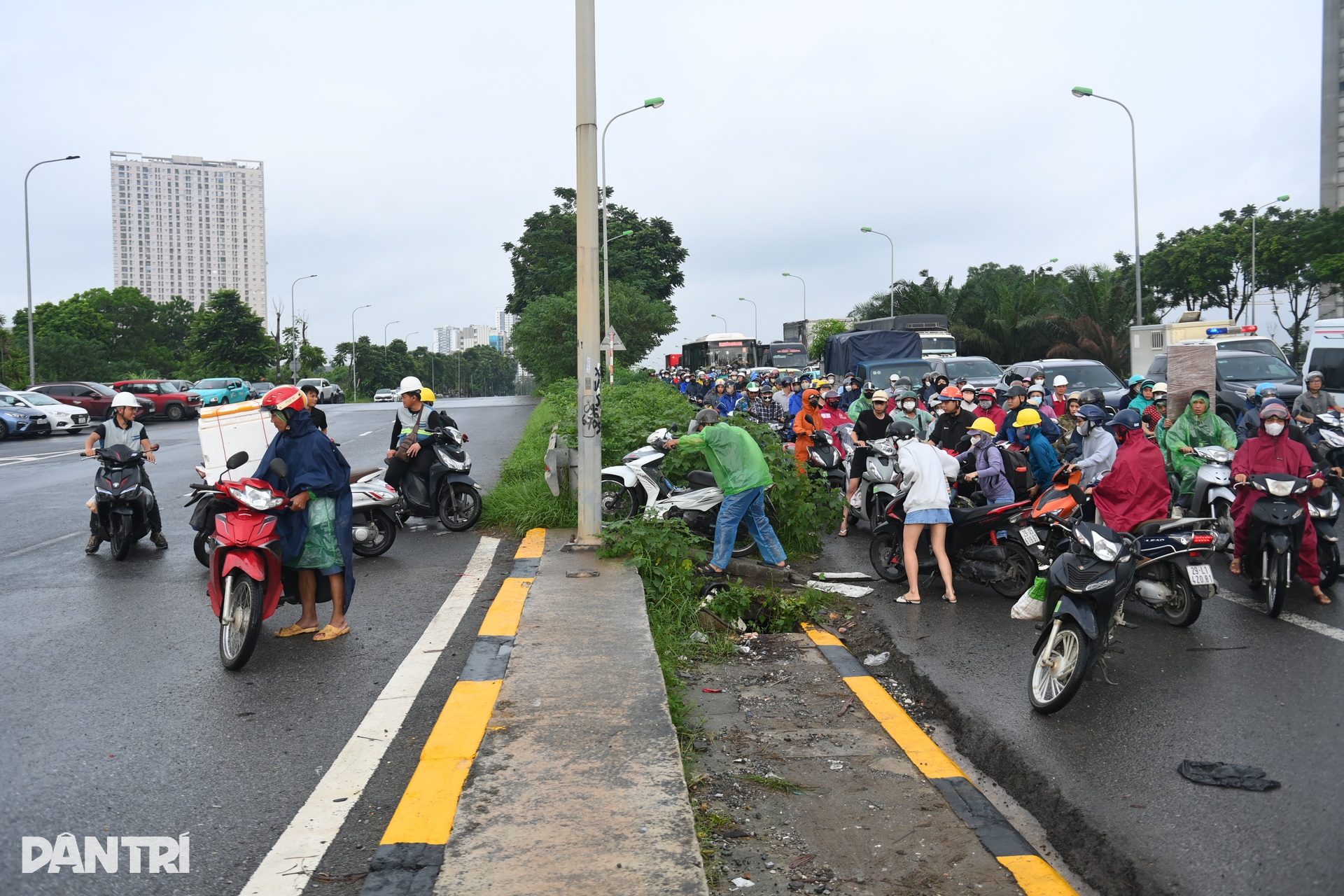 Đại lộ Thăng Long vẫn ngập sâu, ùn tắc kéo dài gần 10km trên cao tốc - 10 Đại lộ Thăng Long vẫn ngập sâu, ùn tắc kéo dài gần 10km trên cao tốc - 10