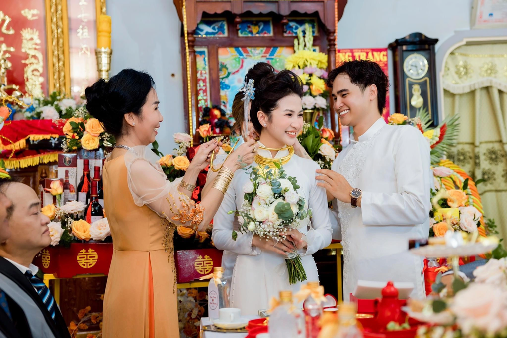 Cô dâu gây sốt vì nhận sính lễ 20 cây vàng, 40.000 USD cùng nhiều sổ đỏ - 1 Cô dâu gây sốt vì nhận sính lễ 20 cây vàng, 40.000 USD cùng nhiều sổ đỏ - 1