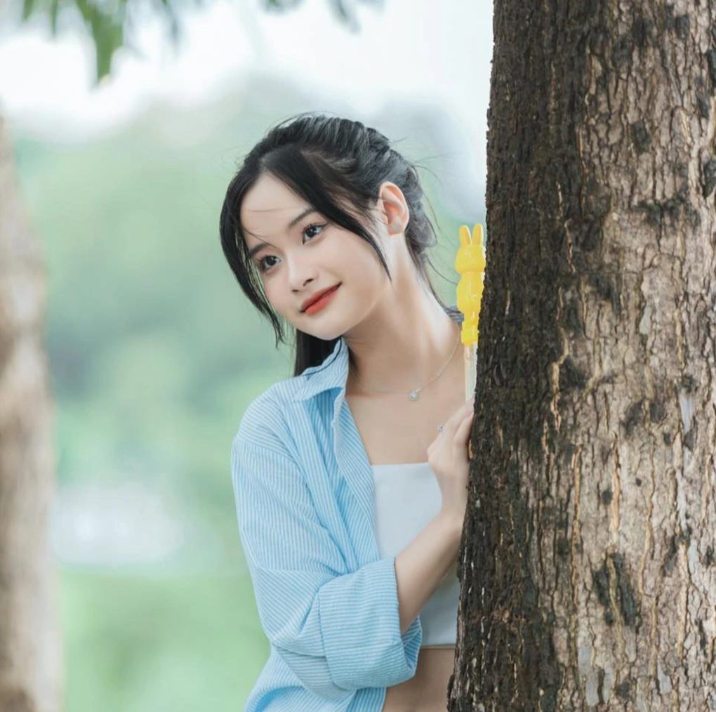 Nữ sinh Hà Nội xinh đẹp, có tài ca hát thu hút hàng triệu lượt xem - 1 Nữ sinh Hà Nội xinh đẹp, có tài ca hát thu hút hàng triệu lượt xem - 1