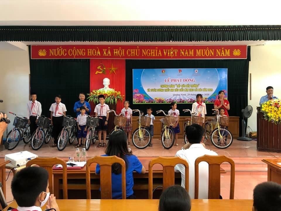 Trao hơn 2 tỷ đồng học bổng, quà tặng đến học sinh nghèo hiếu học - 1 Trao hơn 2 tỷ đồng học bổng, quà tặng đến học sinh nghèo hiếu học - 1