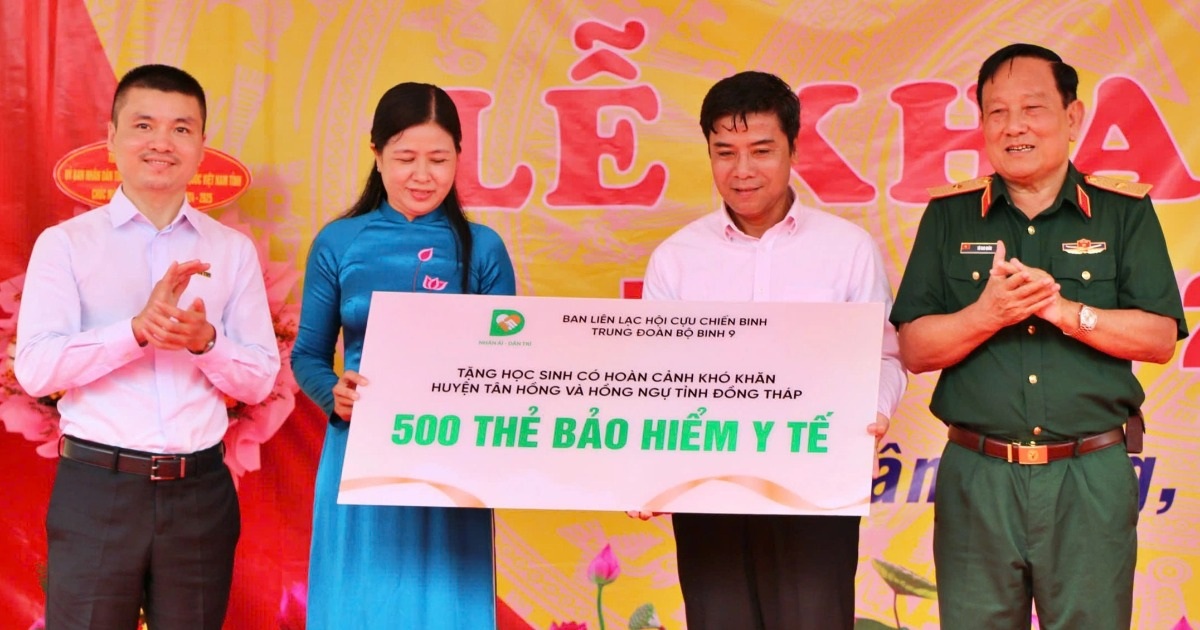 Trao 500 thẻ bảo hiểm y tế đến học sinh vùng biên giới Đồng Tháp - 5