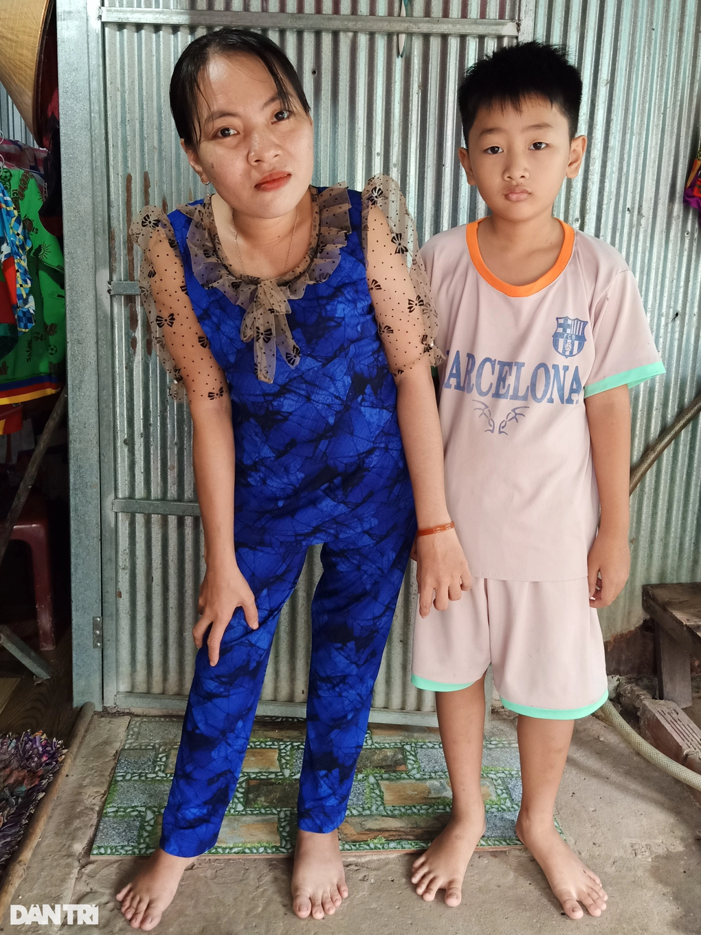 Thương bé trai 5 tuổi đã mồ côi cha, mẹ tật nguyền và nguy cơ thất học - 1 Thương bé trai 5 tuổi đã mồ côi cha, mẹ tật nguyền và nguy cơ thất học - 1