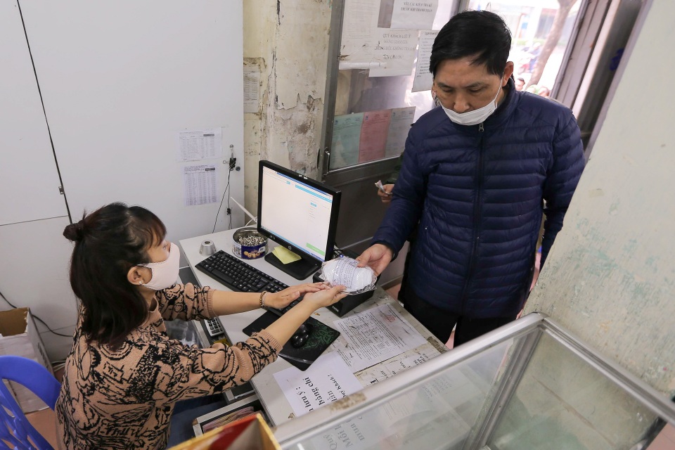 Hà Nội: Xếp hàng dài cả trăm mét đợi mua khẩu trang diệt khuẩn - 11 Hà Nội: Xếp hàng dài cả trăm mét đợi mua khẩu trang diệt khuẩn - 11