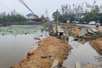 Nam sinh lớp 11 vướng dây điện, tử vong khi đi câu cá