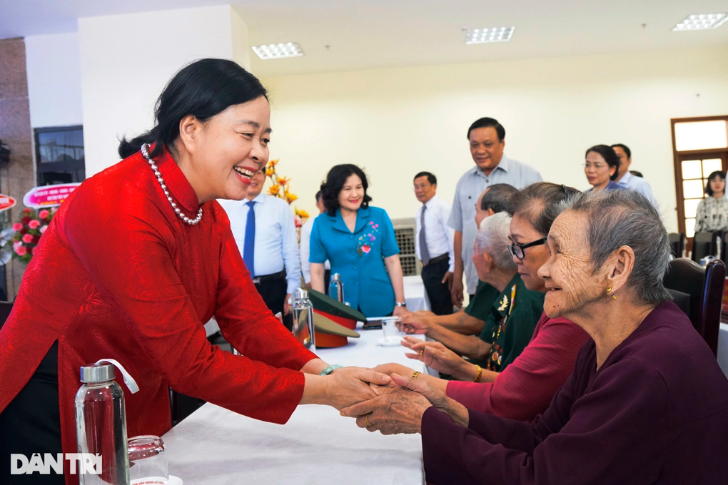 Chủ tịch Quốc hội dâng hương tưởng niệm các anh hùng liệt sĩ - 3 Chủ tịch Quốc hội dâng hương tưởng niệm các anh hùng liệt sĩ - 3