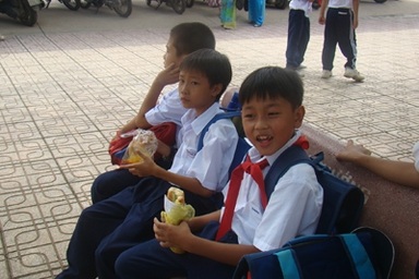 Học ba ca giữa lòng thành phố