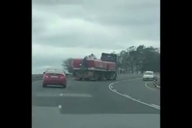 Video băng đảng trộm trèo lên xe tải để lấy mấy túi đường