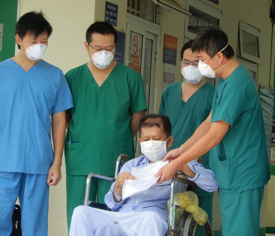 Bệnh nhân mắc Covid-19 thập tử nhất sinh được xuất viện - 1 Bệnh nhân mắc Covid-19 thập tử nhất sinh được xuất viện - 1