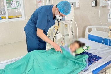 Rắn cạp nia chui ra từ điều hòa cắn bé gái 7 tuổi nguy kịch