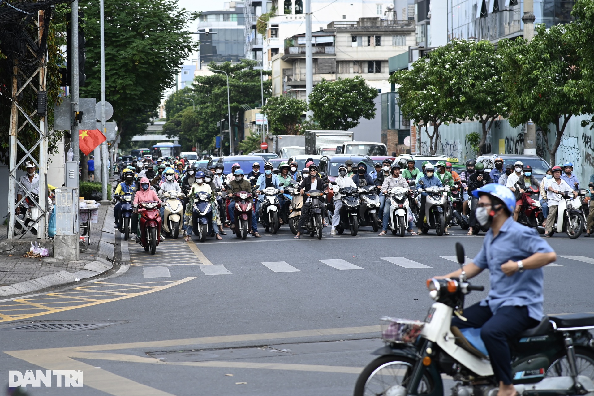 Bất chấp vi phạm giao thông, nhiều người dừng xe trên vạch mắt võng ở TPHCM - 8 Bất chấp vi phạm giao thông, nhiều người dừng xe trên vạch mắt võng ở TPHCM - 8