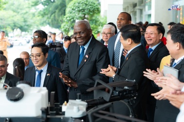 Chủ tịch Quốc hội Cuba ấn tượng máy bay không người lái của thầy trò Việt