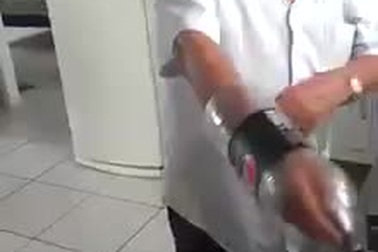 Ý tưởng độc đáo để không sợ văng dầu khi nấu ăn