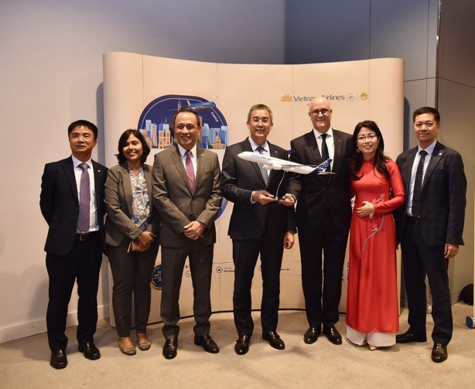 Tại sự kiện, Vietnam Airlines và các đối tác hàng không, du lịch thực hiện các nghi lễ phát động, thúc đẩy hợp tác phát triển du lịch Việt Nam – Pháp.