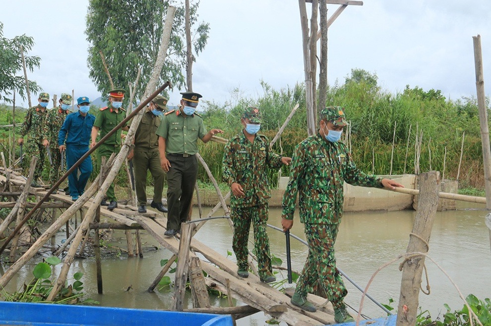 Lễ phong hàm, kết nạp Đảng tại chốt chống dịch - 3 Lễ phong hàm, kết nạp Đảng tại chốt chống dịch - 3