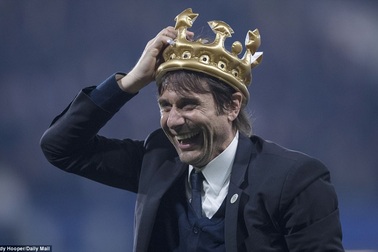 HLV Conte đội vương miện, vợ cảm động rơi nước mắt