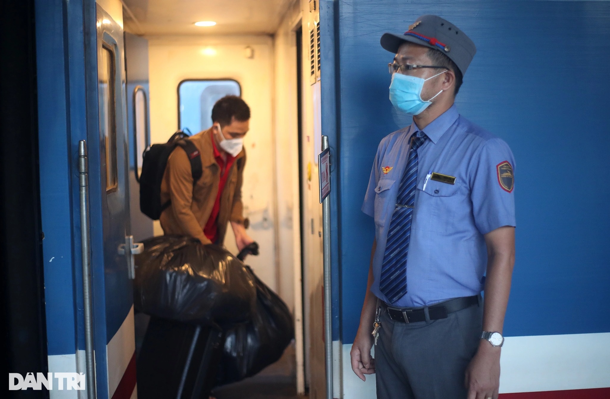 Chuyến tàu hỏa đầu tiên chạy trở lại, hành khách háo hức rời ga Sài Gòn - 7 Chuyến tàu hỏa đầu tiên chạy trở lại, hành khách háo hức rời ga Sài Gòn - 7