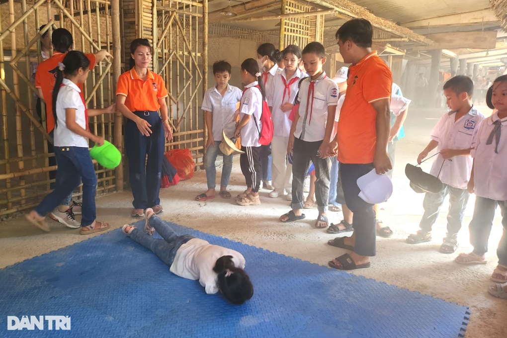 Giáo dục kỹ năng bảo đảm an toàn cho hàng trăm học sinh nghèo - 2 Giáo dục kỹ năng bảo đảm an toàn cho hàng trăm học sinh nghèo - 2