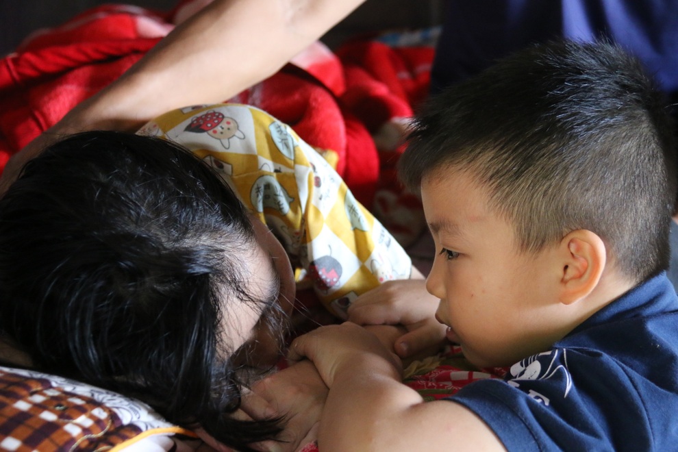 Rớt nước mắt cậu bé 5 tuổi khẩn cầu sự sống cho mẹ giữa đại ngàn Tây Nguyên - 9 Rớt nước mắt cậu bé 5 tuổi khẩn cầu sự sống cho mẹ giữa đại ngàn Tây Nguyên - 9