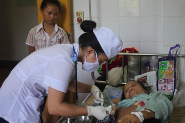 “Cứu mẹ em với, em chỉ còn mỗi mẹ thôi”